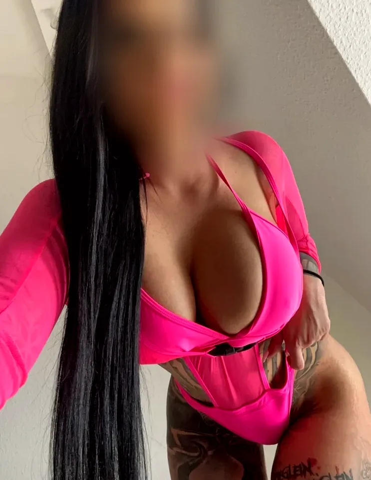 Zeynep, 27